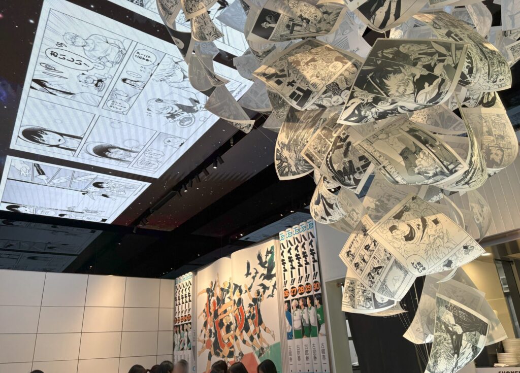 SHONEN JUMP CAFE上海店内のカフェスペース。