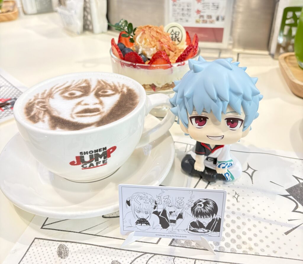 SHONEN JUMP CAFE上海のカフェラテとイチゴパフェ。るかっぷ銀さんと。