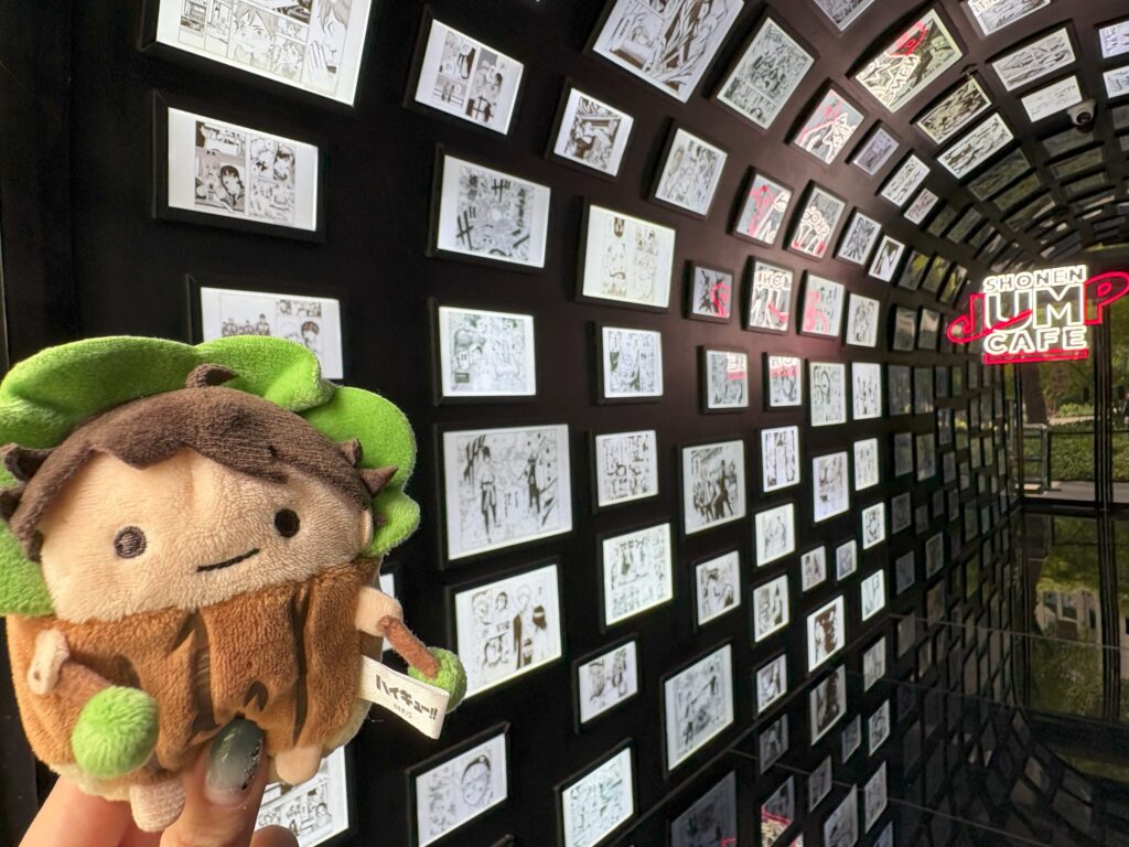 SHONEN JUMP CAFE上海の店内。デジタル原稿が並んでいます。
