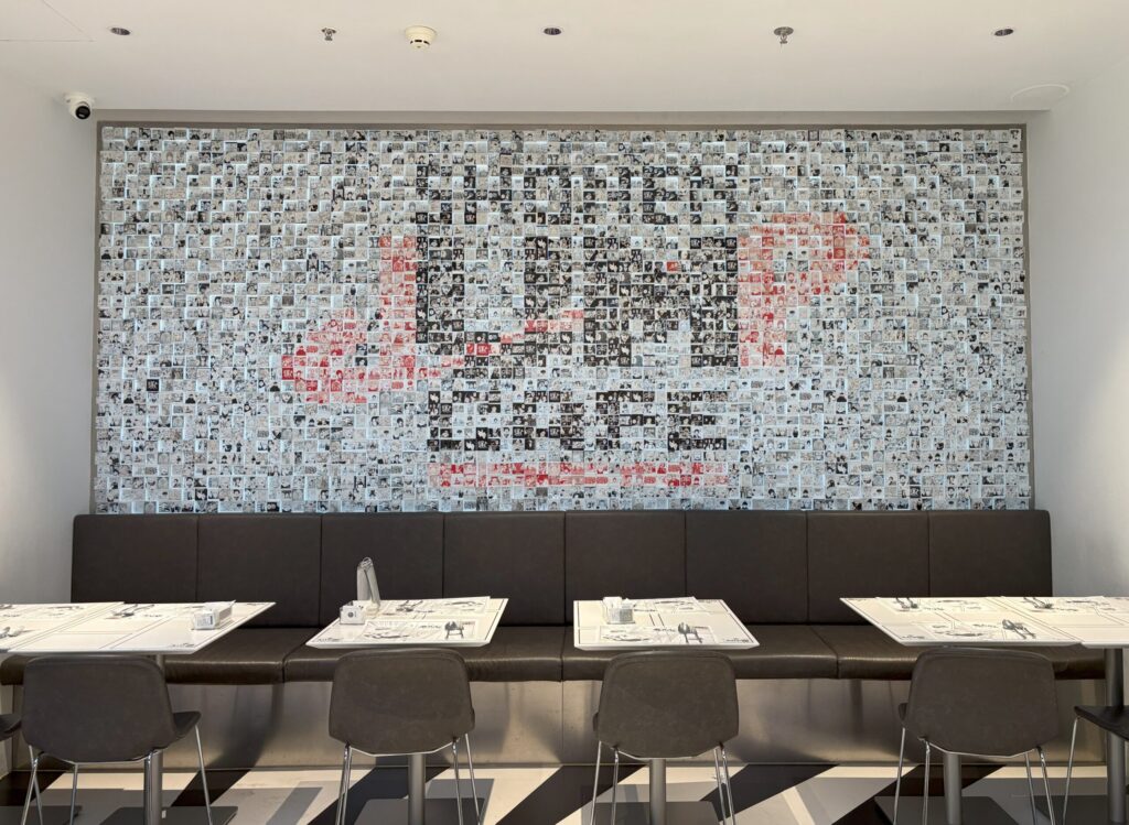 SHONEN JUMP CAFE上海店内の雰囲気。モザイク壁紙。