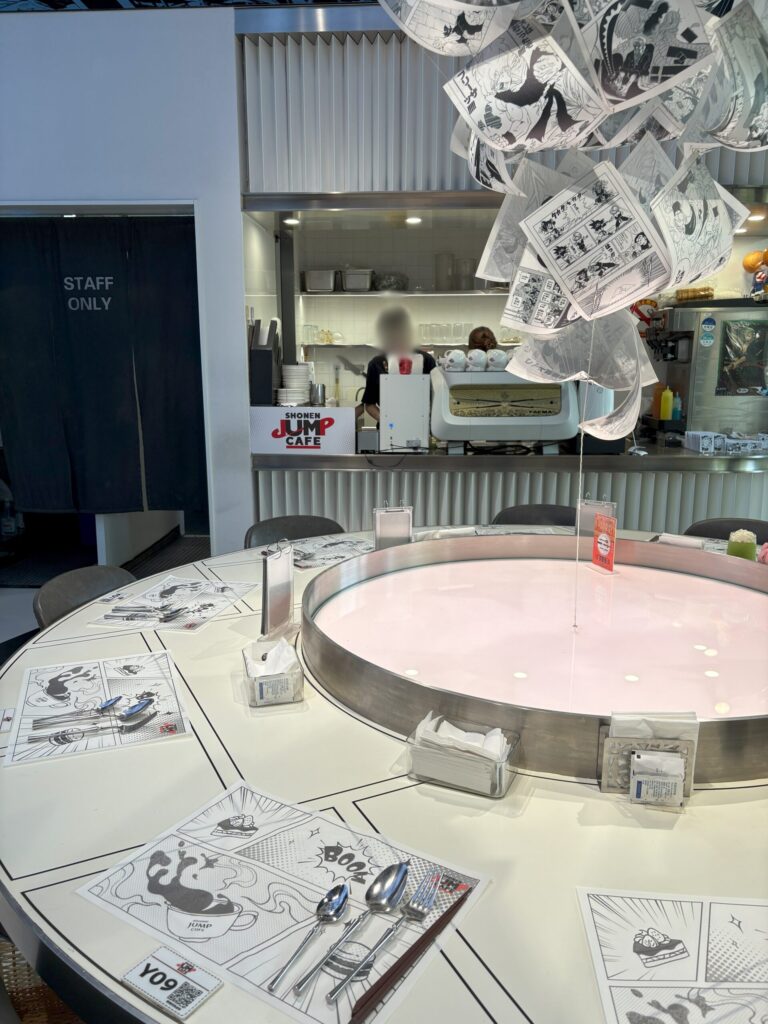 SHONEN JUMP CAFE上海。円卓は10席ぐらい。