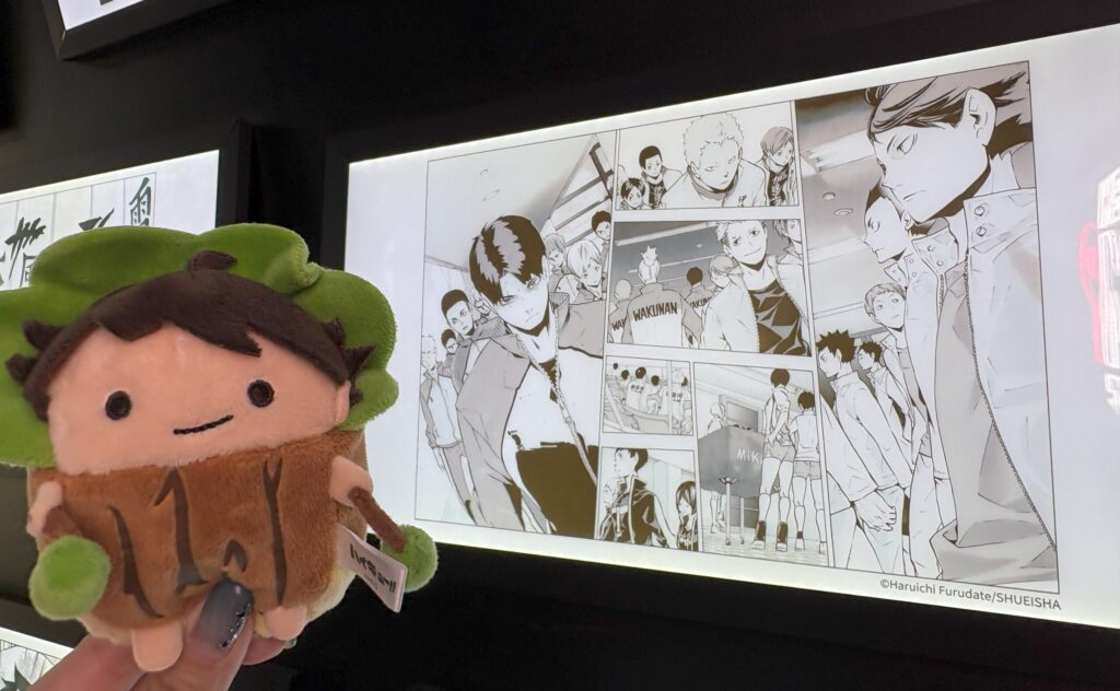 SHONEN JUMP CAFE上海の展示スペース。ハイキューのデジタル原画と森川さん。