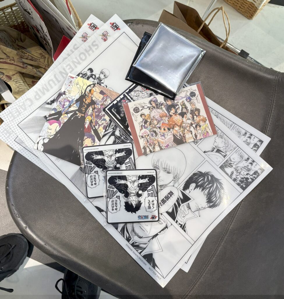 SHONEN JUMP CAFE上海の抽選景品。ランチョンマットやコースターやポストカードなど。