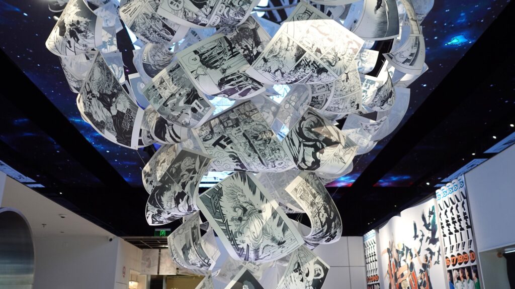 SHONEN JUMP CAFE上海の店内。原作絵がオブジェ的に飾られている
