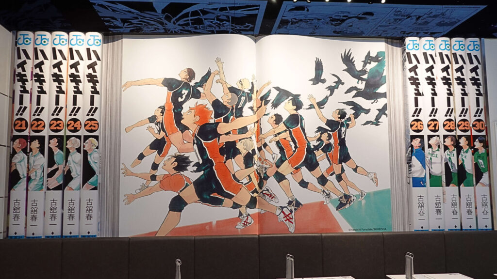 SHONEN JUMP CAFE上海、店内の一部。壁紙がハイキュー単行本になっている。