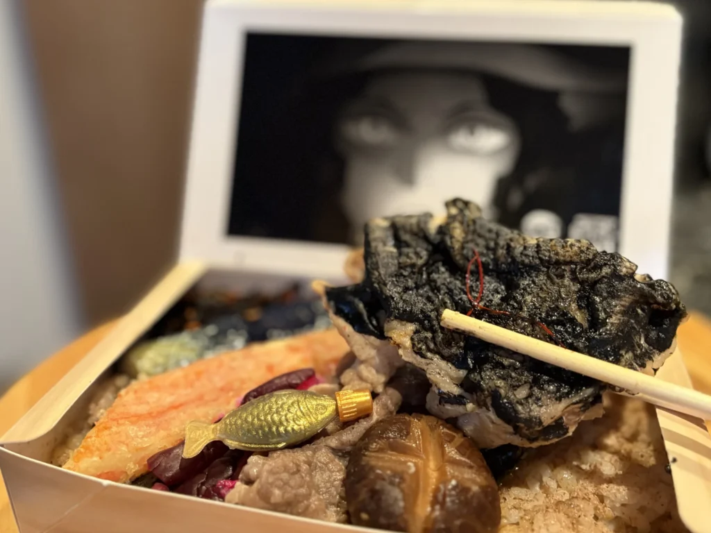 海苔弁いちのや無惨弁当、メインのいか墨チキン。